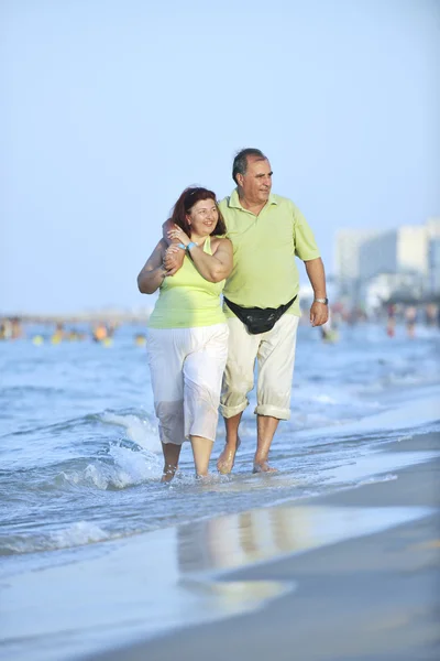 Счастливые пожилые пары на пляже — стоковое фото