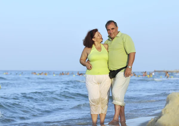 Щаслива пара літніх людей на пляжі — стокове фото
