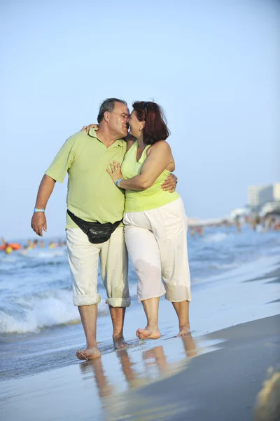 Felice coppia di anziani sulla spiaggia — Foto Stock