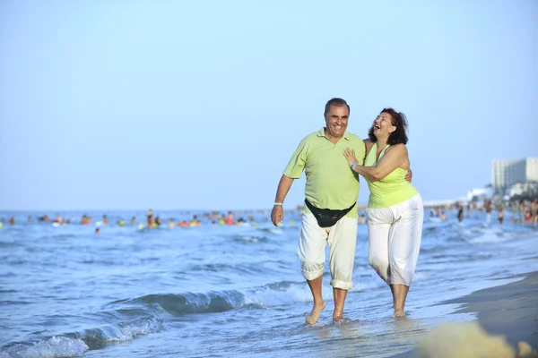 Szczęśliwy seniorzy para na plaży — Zdjęcie stockowe