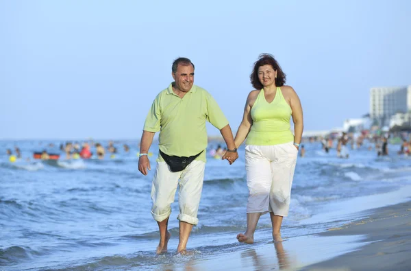 Gelukkig senioren paar op het strand — Stockfoto