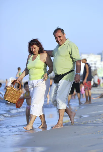 Felice coppia di anziani sulla spiaggia — Foto Stock