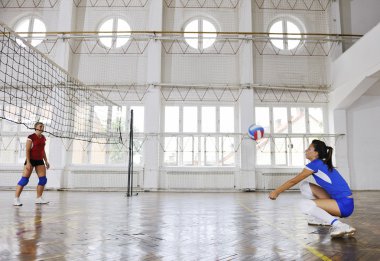 Kapalı alanda voleybol oynayan kızlar