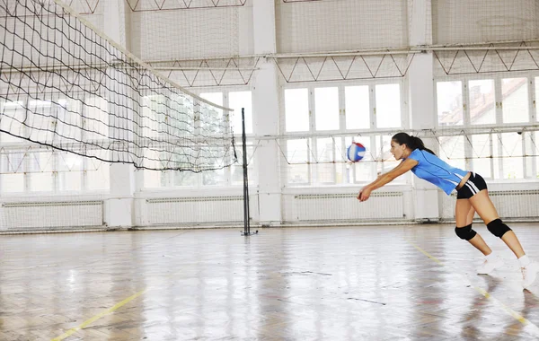 Niñas jugando voleibol interior juego —  Fotos de Stock