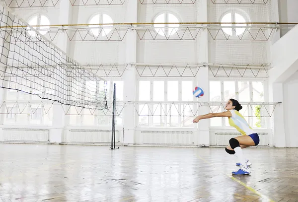 Kapalı alanda voleybol oynayan kızlar — Stok fotoğraf