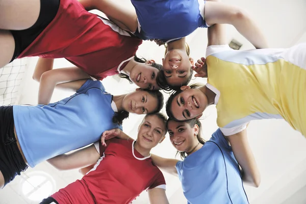 Flickor spelar volleyboll inomhus spel — Stockfoto