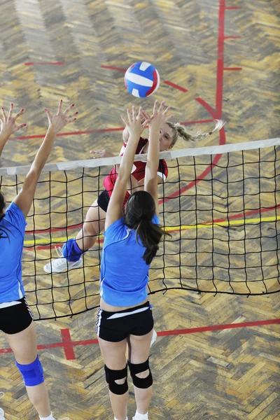 Meisjes spelen volleybal indoor spel — Stockfoto