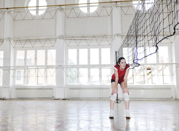 Дівчата грають у волейбол у приміщенні — стокове фото