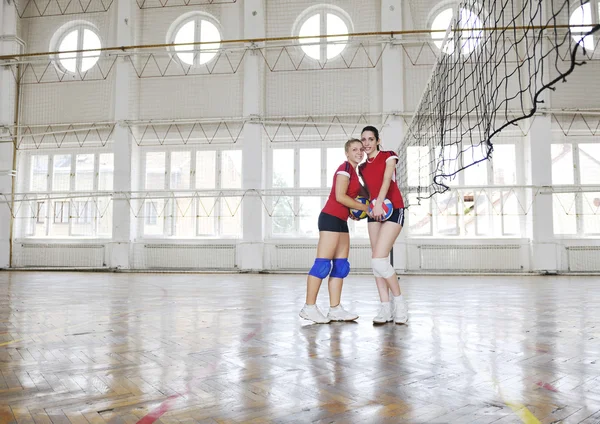 Niñas jugando voleibol interior juego — Foto de Stock