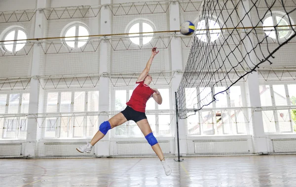 Flickor spelar volleyboll inomhus spel — Stockfoto