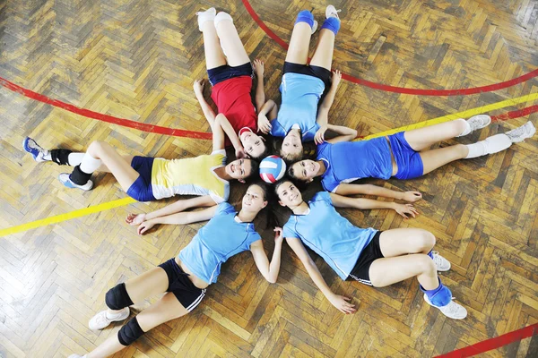 Ragazze che giocano a pallavolo gioco al coperto — Foto Stock