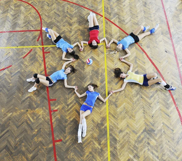 Девушки играют в волейбол в помещении — стоковое фото
