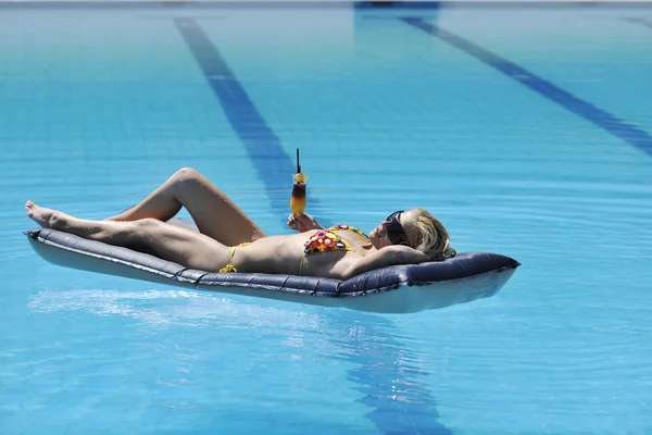 Жінка відпочиває на басейні — стокове фото