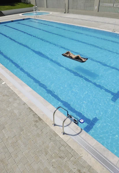 Жінка відпочиває на басейні — стокове фото