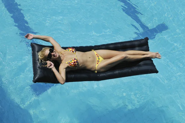 Kobieta zrelaksować się na basenie — Zdjęcie stockowe