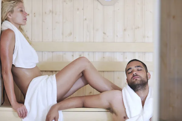 Gelukkige jonge paar in sauna — Stockfoto