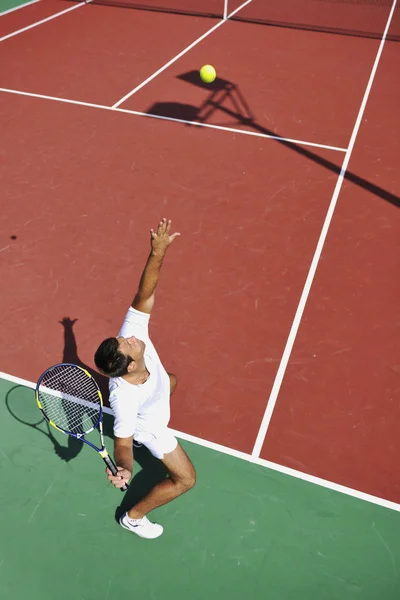 Молодий чоловік грає в теніс на відкритому повітрі — стокове фото