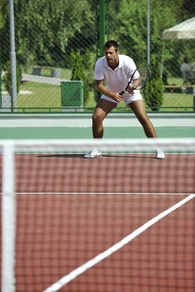 Giovane giocare a tennis all'aperto — Foto Stock