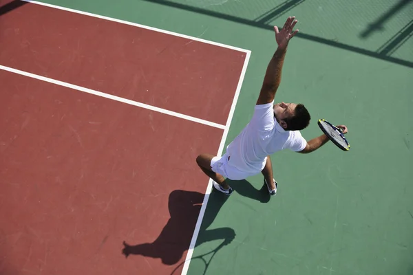 Giovane giocare a tennis all'aperto — Foto Stock