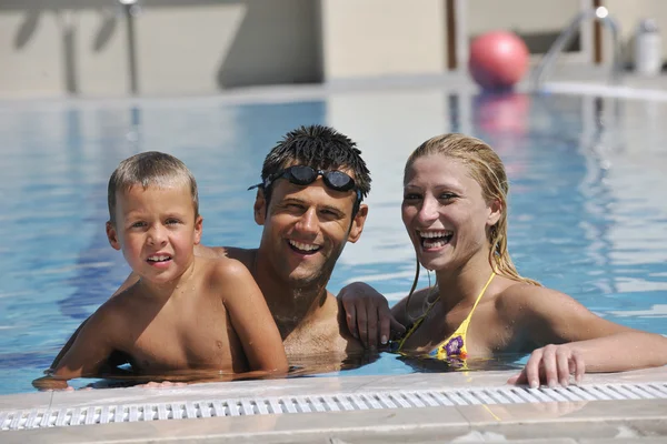 Szczęśliwa młoda rodzina baw się dobrze na basenie — Zdjęcie stockowe