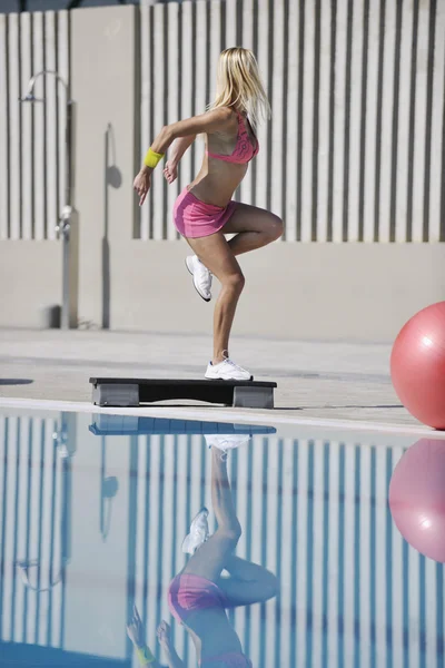 Esercizio fitness a bordo piscina — Foto Stock