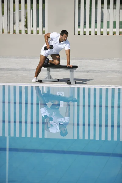 Joven atleta sano hombre ejercicio en la piscina —  Fotos de Stock