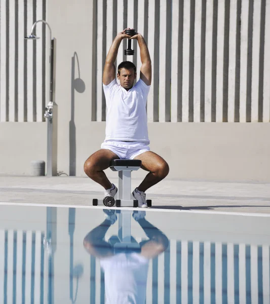 Молодий здоровий спортсмен тренується біля басейну — стокове фото
