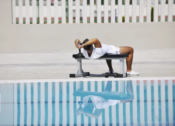Jong gezond atleet man oefening aan het zwembad — Stockfoto