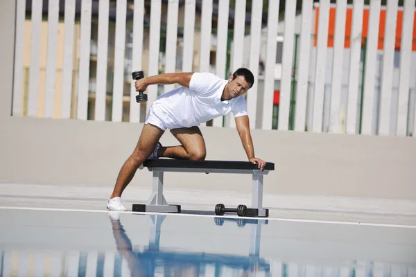 Genç sağlıklı sporcu havuz başında egzersiz yapıyor. — Stok fotoğraf