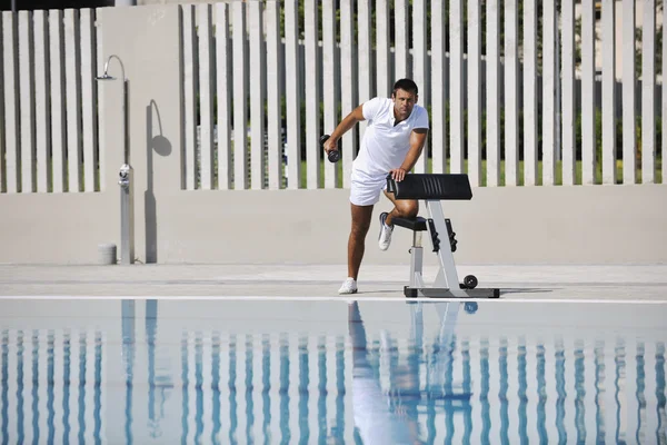Genç sağlıklı sporcu havuz başında egzersiz yapıyor. — Stok fotoğraf