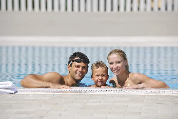 행복 한 젊은 가족들 이 수영장에서 재미를 본다 — 스톡 사진