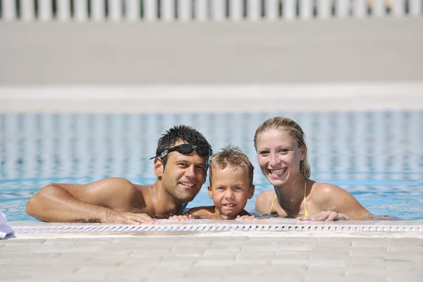 Šťastná mladá rodina bavte se na koupališti — Stock fotografie
