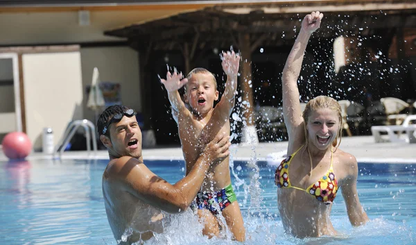 Gelukkig jong gezin veel plezier op zwembad — Stockfoto