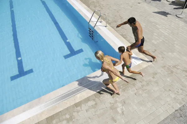 Felice giovane famiglia divertirsi in piscina — Foto Stock