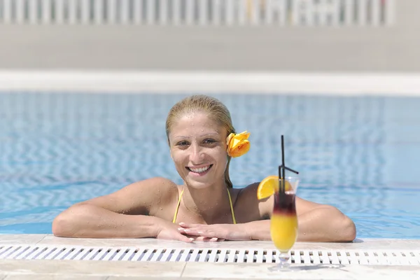 Žena relaxovat na bazénu — Stock fotografie