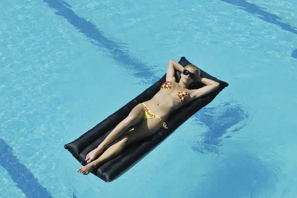 Kobieta zrelaksować się na basenie — Zdjęcie stockowe