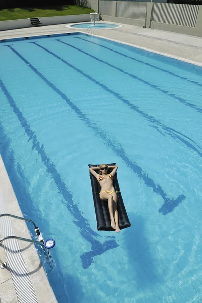 Kadınlar yüzme havuzunda rahatlar. — Stok fotoğraf