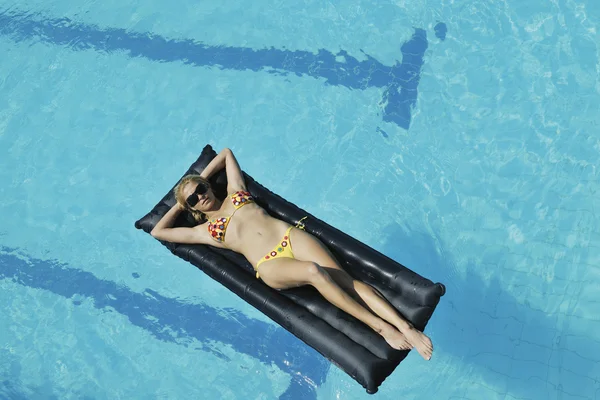 Mulher relaxar na piscina — Fotografia de Stock