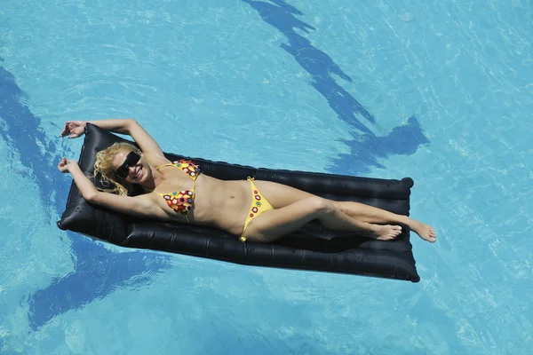 女人在游泳池里放松 — 图库照片