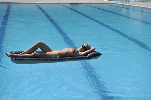Женщина расслабиться на бассейн — стоковое фото
