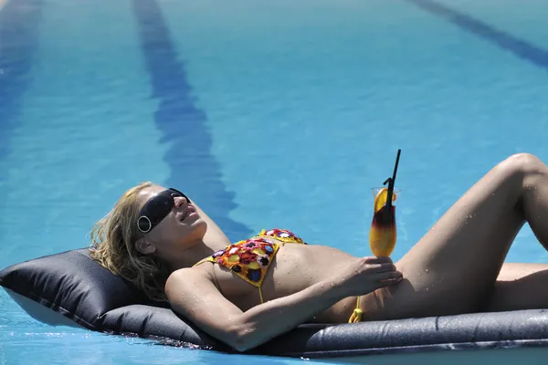 Femme relax sur piscine — Photo