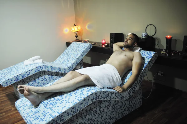 Homem relaxante no spa — Fotografia de Stock