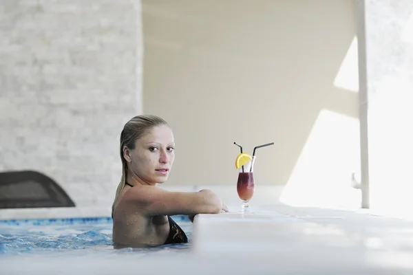 Žena relaxovat na bazénu — Stock fotografie