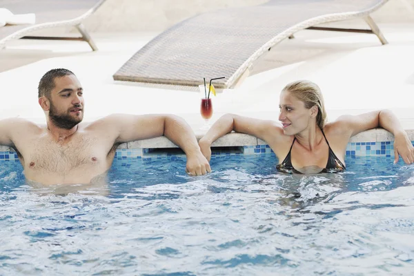 Feliz pareja relajante en la piscina —  Fotos de Stock