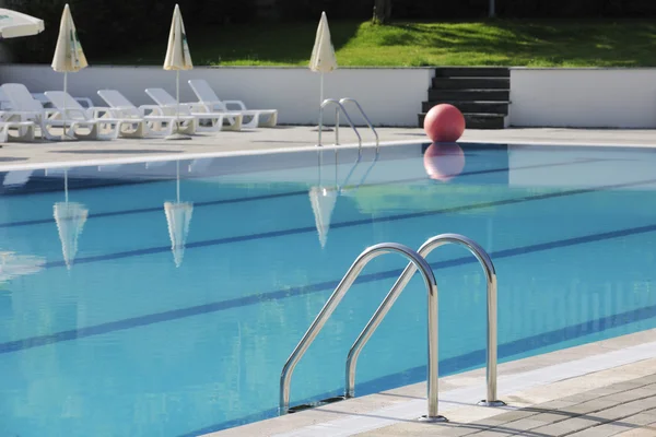 Hotel piscina al aire libre — Foto de Stock