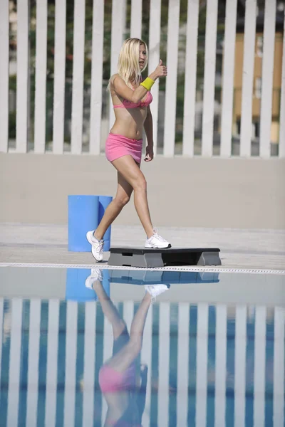 Exercício de fitness à beira da piscina — Fotografia de Stock