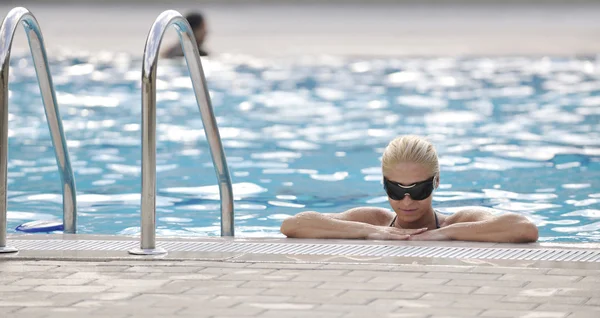 Mujer relajarse en la piscina — Foto de Stock