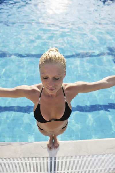 수영장에서 쉬고 있는 여성 — 스톡 사진