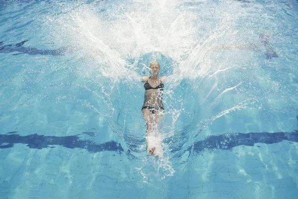 Γυναίκα χαλαρώστε στην πισίνα — Φωτογραφία Αρχείου