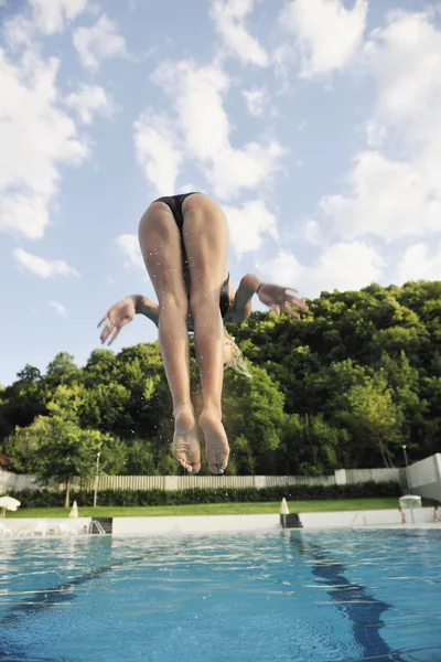 Vrouw ontspannen op zwembad — Stockfoto